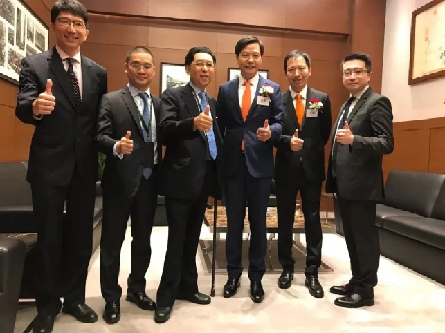 蔡志堅（右一）與商界人士交好，更與小米共同創立「天星銀行」。右三為小米董事長雷軍。