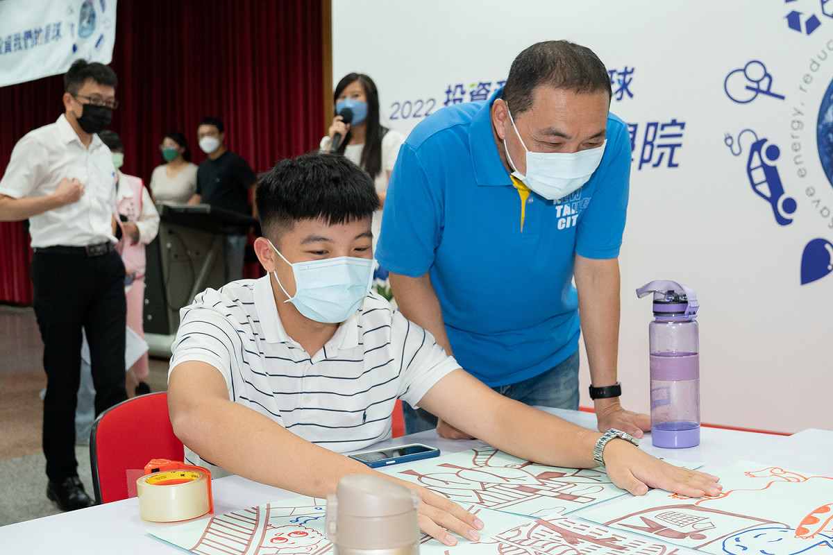 學員與侯友宜分享營隊成果提案。