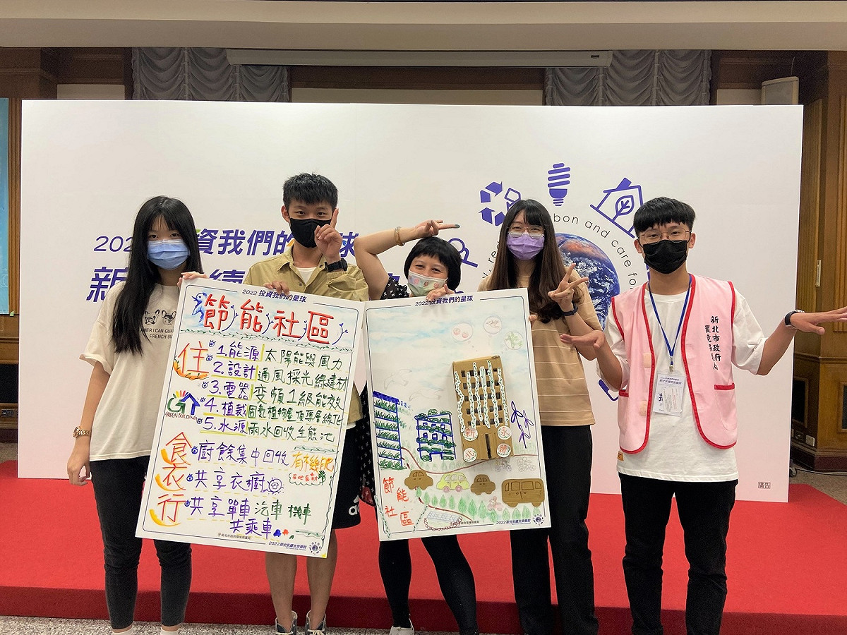 學員展示小組營隊成果提案。