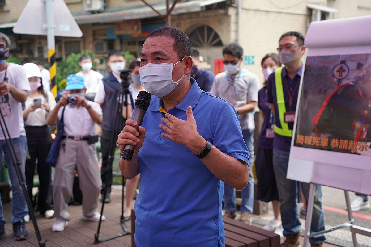 侯友宜說，因為巷弄狹小、地下管線複雜，接管的時候還要住戶拆違建，是困難度極高吃力又不討好的工程，做了人家也看不到，但我們一步一步腳踏實地的接管，讓市民們看見後巷的蛻變。 圖：新北市水利局/提供
