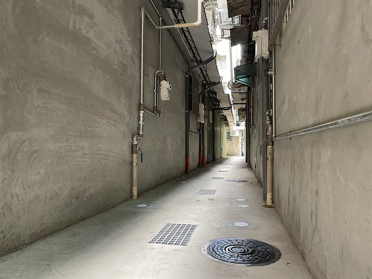 後巷完成後變得寬敞乾淨明亮。 圖：新北市水利局/提供