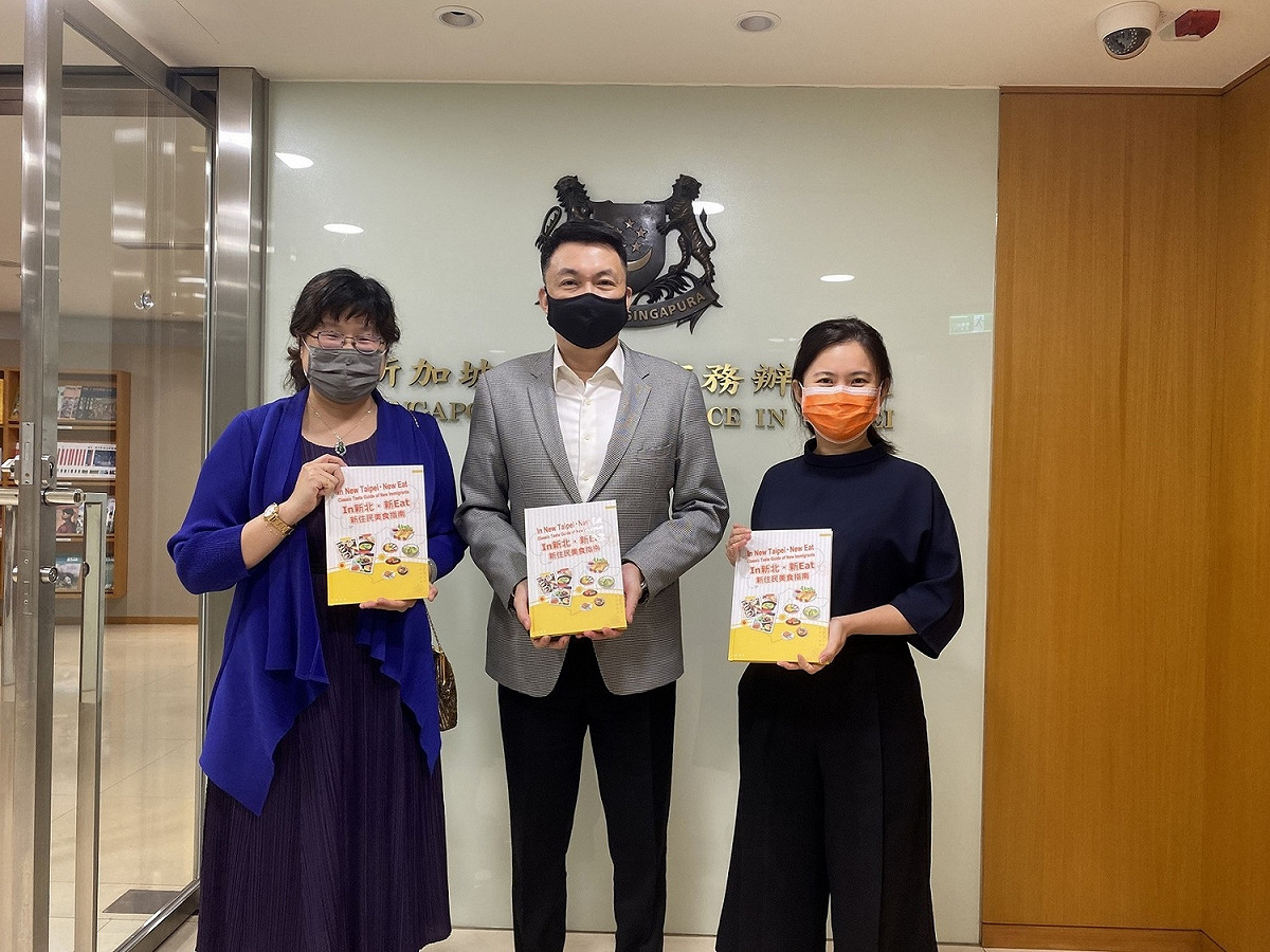 經發局長何怡明（左）拜訪新加坡駐台北商務辦事處，向新加坡駐台代表葉偉傑（中）、主任黃筱涵（右）分享在新北市的異國美食料理，以及「新北嚴選」計畫。 圖：新北市經發局提供