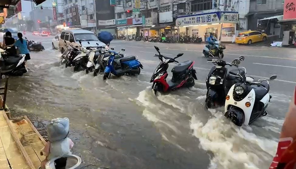 嘉義市今天短時間強降雨，大雅路變成小河。 圖：讀者/提供