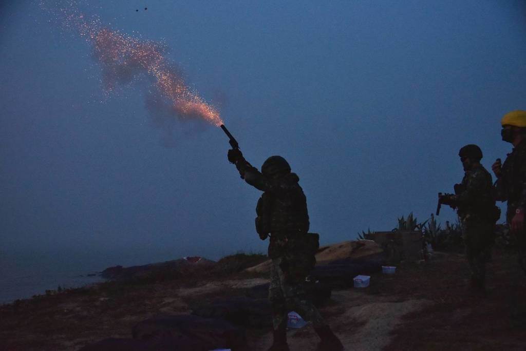共軍無人機分3批次夜襲金門上空，防區發現後，施予2枚信號彈立刻驅離。 圖：金防部提供