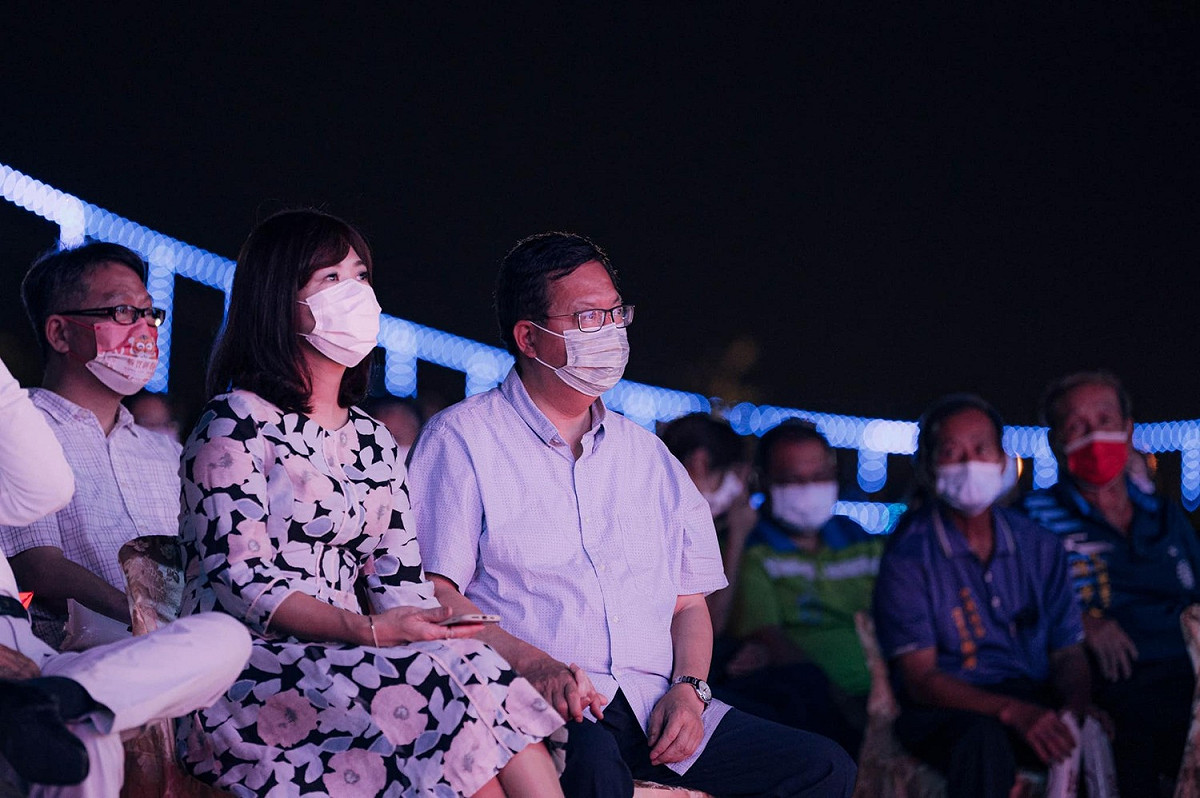 桃園市長鄭文燦（前排右起）上傳出席大溪七夕音樂晚會照片，與老婆林俞汝2人默默牽手被拍下，一切盡在不言中。 圖：翻攝自鄭文燦臉書