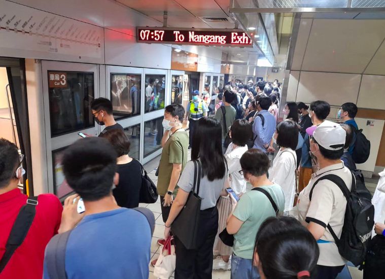 今日上午文湖線大直站傳出列車故障，車廂冒煙。 圖：取自四叉貓臉書