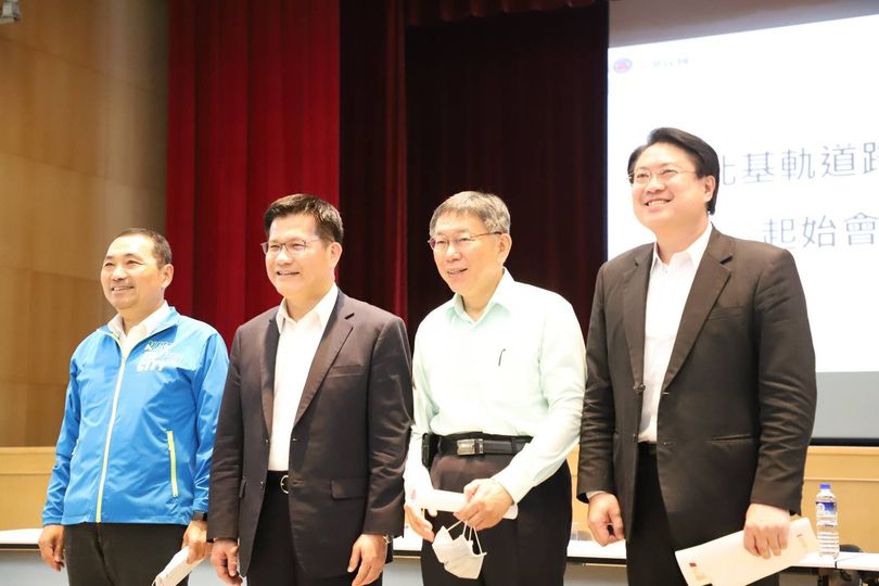 林佳龍臉書發文，強調他擔任交通部長時促成「北北基軌道路網政策溝通平台」，邀請基隆市長林右昌、台北市長柯文哲、新北市長侯友宜坐下來討論捷運汐東線。 圖：取自林佳龍臉書
