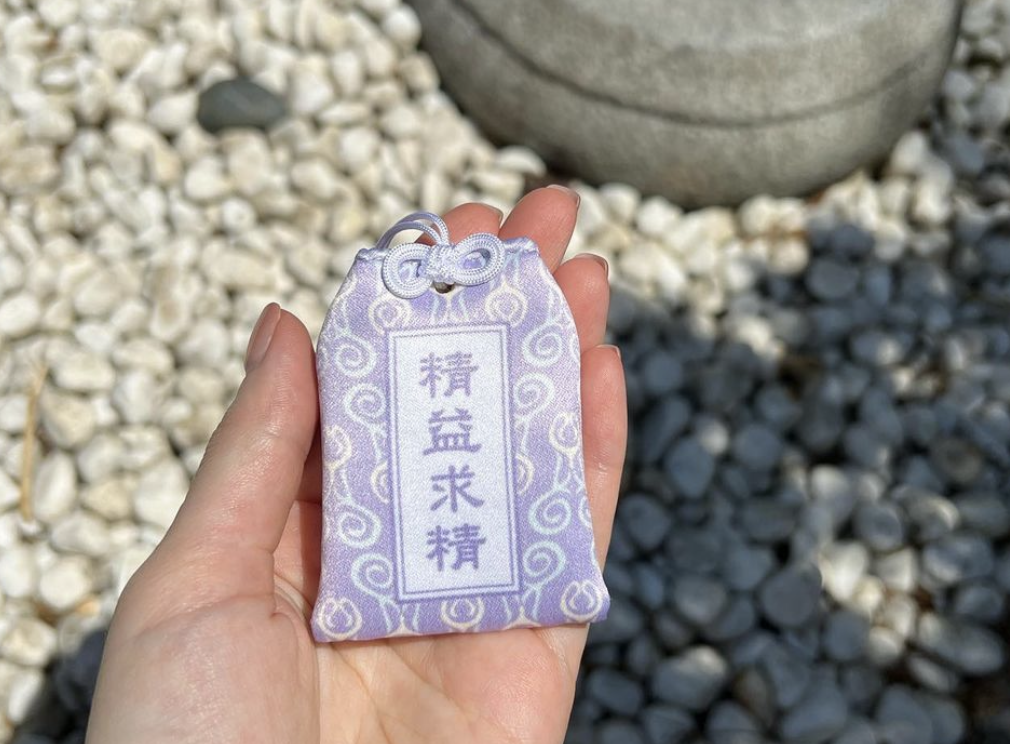 「精益求精御守」是準備給購買她自創品牌商品的粉絲的購物禮。
