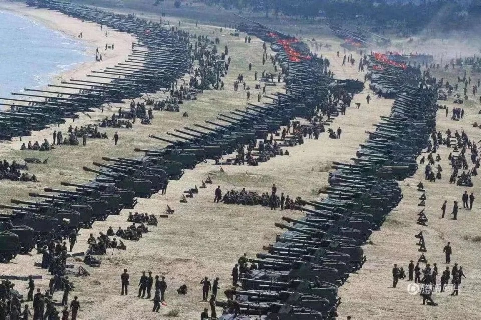 中網流傳共軍部署300門自走大砲要攻台，遭證實為2017年北韓演習。 圖：擷取自澎湃新聞