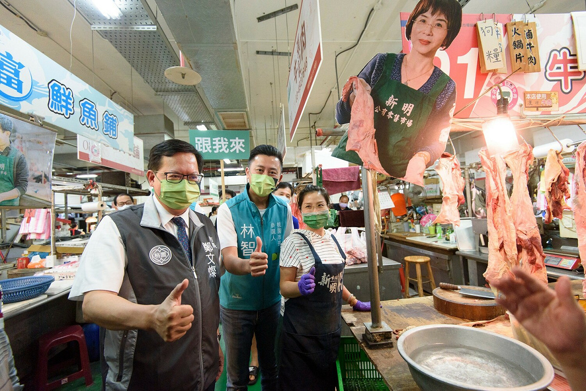 林智堅由鄭文燦陪同前往新明市場掃街。 圖：林智堅競辦/提供