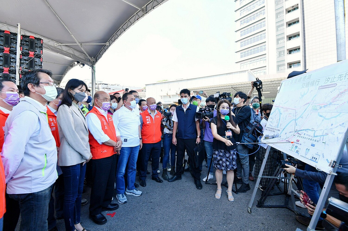 行政院長蘇貞昌今（5）天上午和新北市長侯友宜視察捷運汐止東湖線規劃情形。 圖：行政院提供