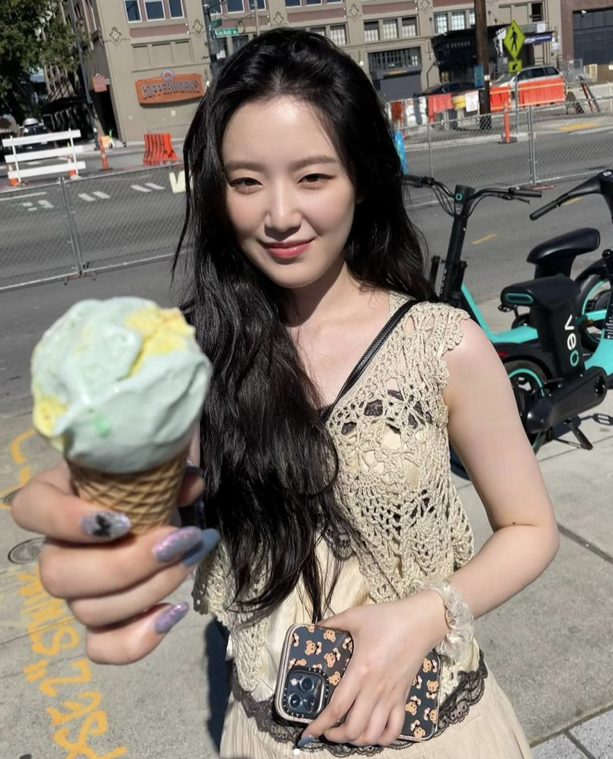 南韓女團成員舒華時常透過直播與粉絲互動，態度相當親民。