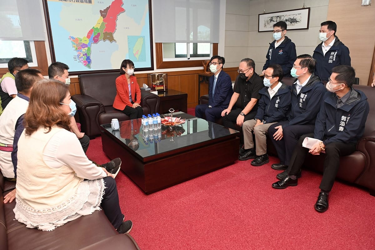 陳其邁(右五)率團隊拜會曾麗燕。 圖：高雄市政府提供