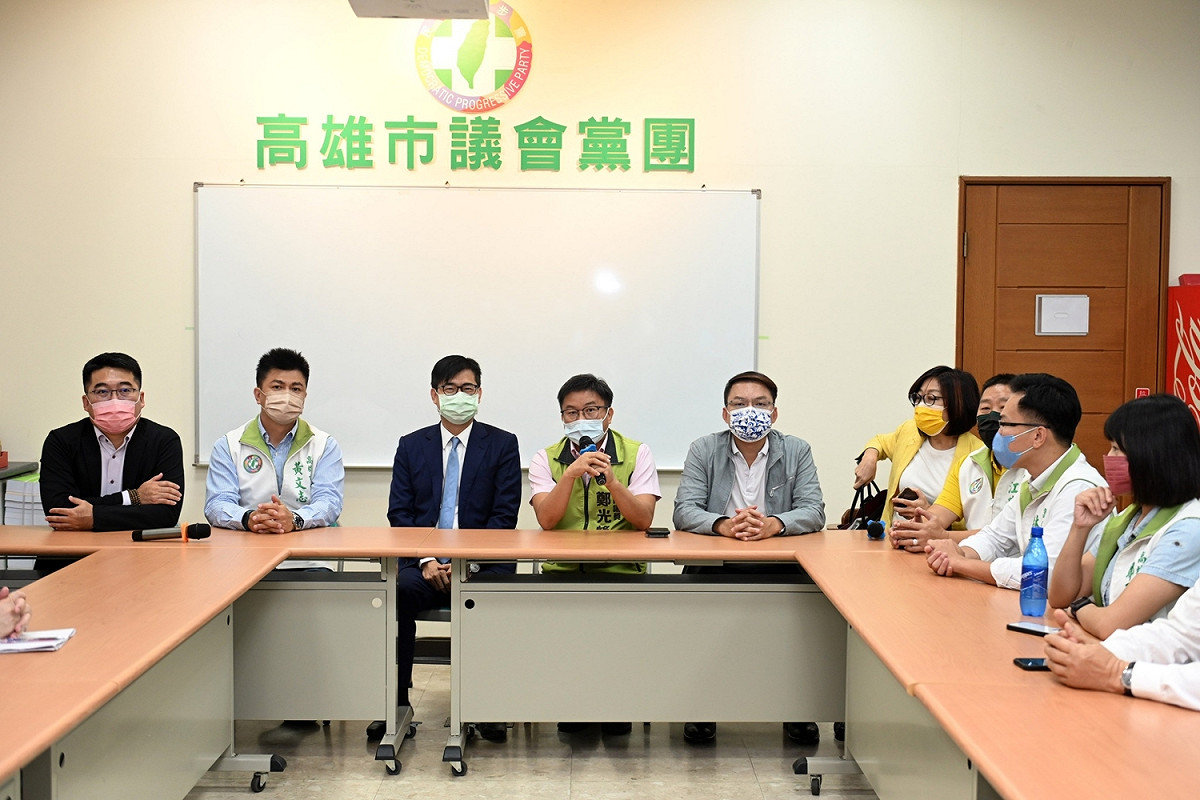 陳其邁(左三)拜會民進黨團。 圖：高雄市政府提供
