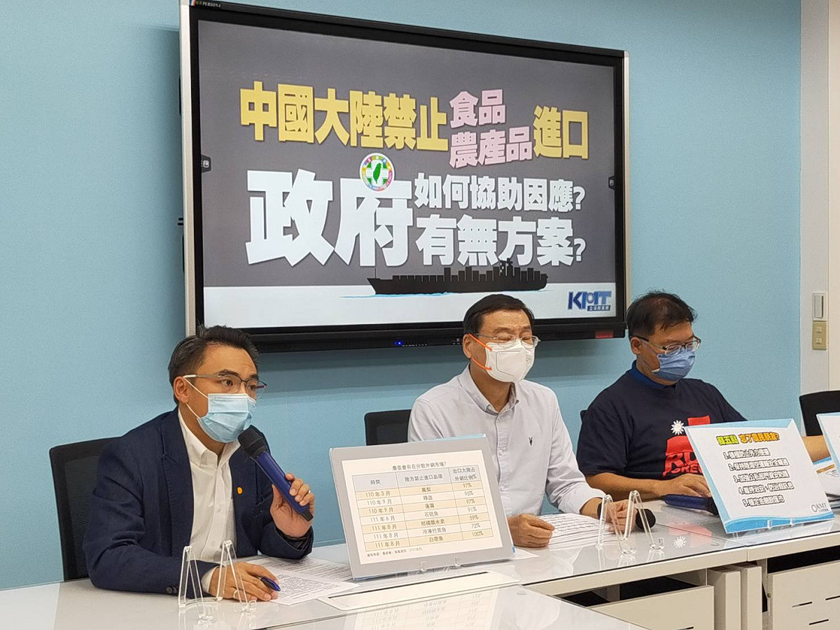 國民黨團召開記者會，抨擊農委會農產品輸出長期過度仰賴中國，如今面對中國制裁卻沒有有效應對手段。 圖：國民黨立法院黨團/提供