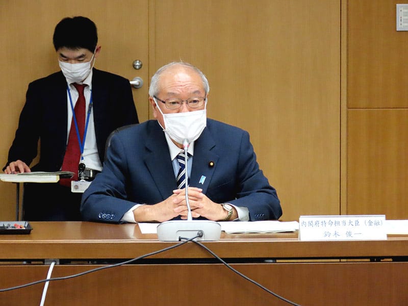 日本財務大臣鈴木俊一（前） 圖：翻攝自鈴木俊一臉書