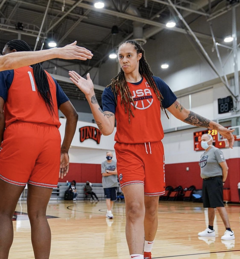 WNBA球星格林納（Brittney Griner）因遭俄羅斯當局發現時有大麻油電子煙彈，因此被控持有毒品及走私罪名。 圖：擷取自格林納IG（資料照）