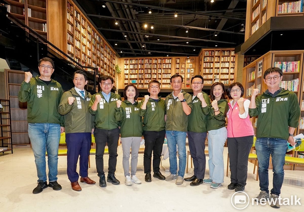 前立委陳柏惟（左二）出席蔡其昌的媒體茶敘，他的堂哥陳尚曄以無黨籍參選台中市議員。 圖:唐復年/攝