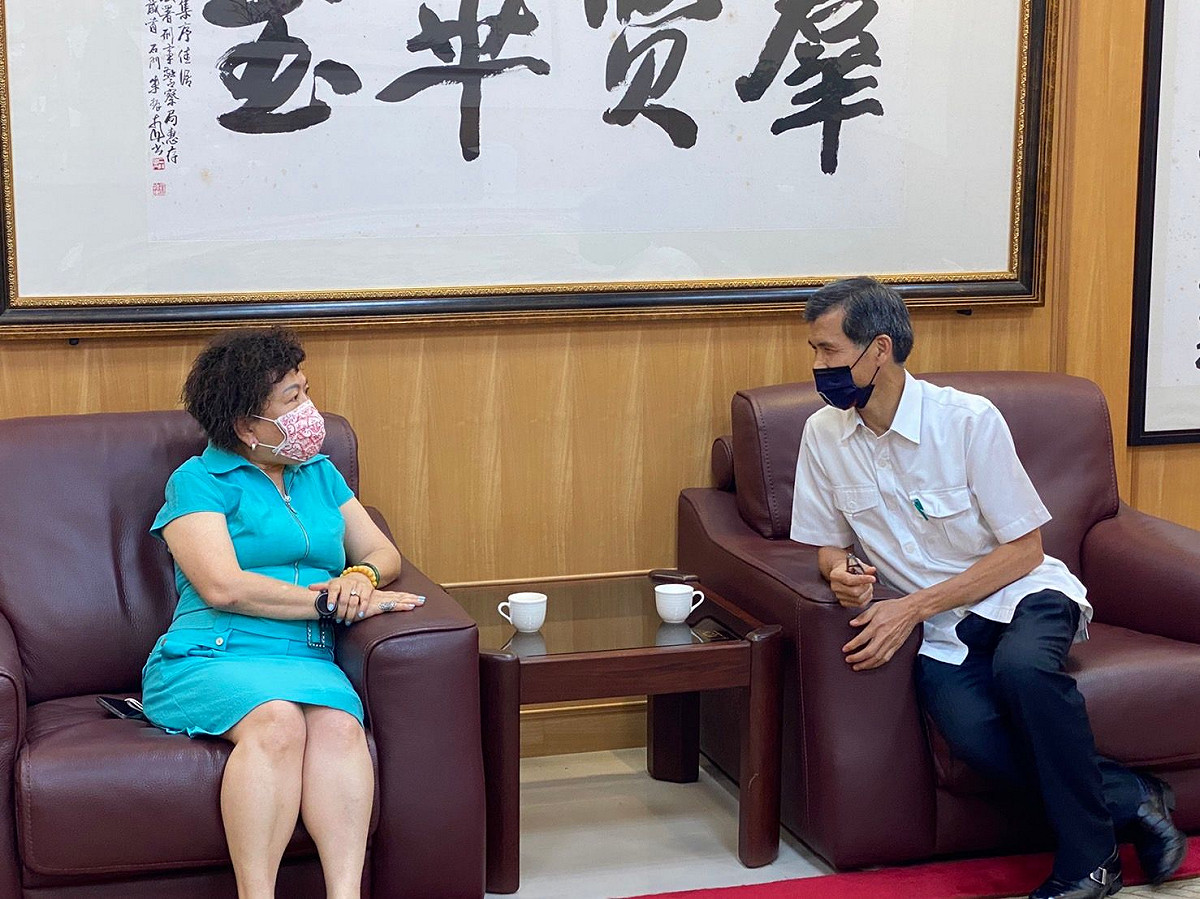 國民黨立委葉毓蘭與刑事警察局長李西河討論柬埔寨人口拐賣案。 圖：擷取自葉毓蘭臉書