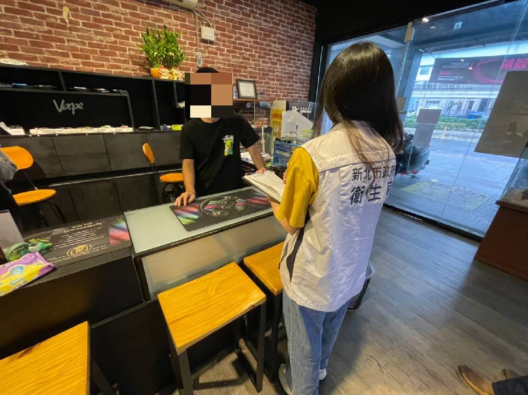 衛生局人員至實體店面輔導。 圖：新北市衛生局提供