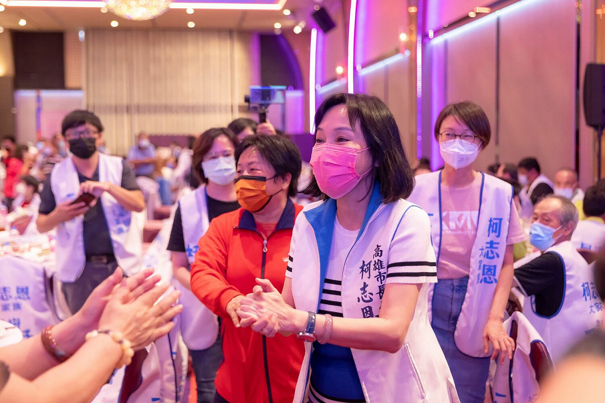柯志恩(中)全場拉票。. 圖：柯志恩競辦提供