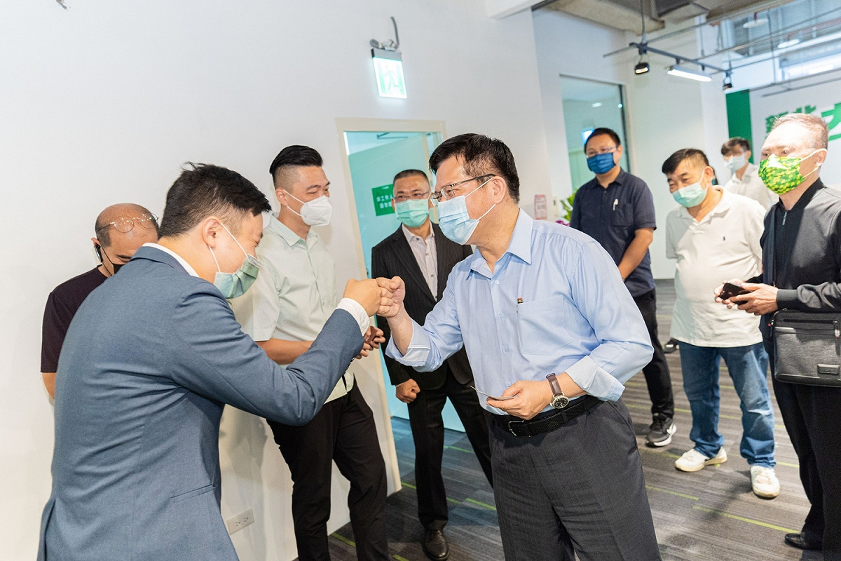 民進黨多個縣市黨部主委共同為新北市長參選人林佳龍加油打氣，包括澎湖、金門、連江三個離島黨部主委都現身力挺。 圖：林佳龍辦公室提供