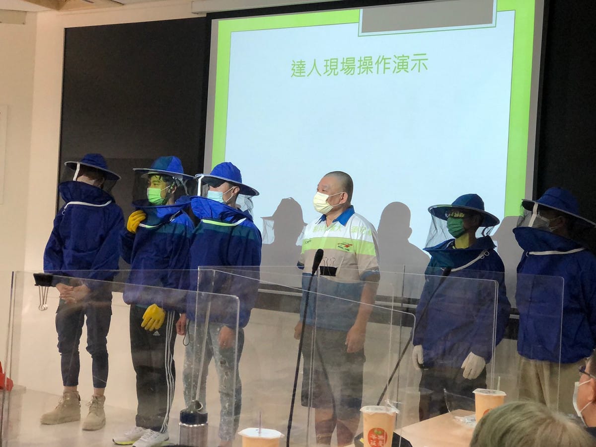 捕蜂達人陳耀基講解捕蜂衣著穿戴。 圖：新北市動保處提供