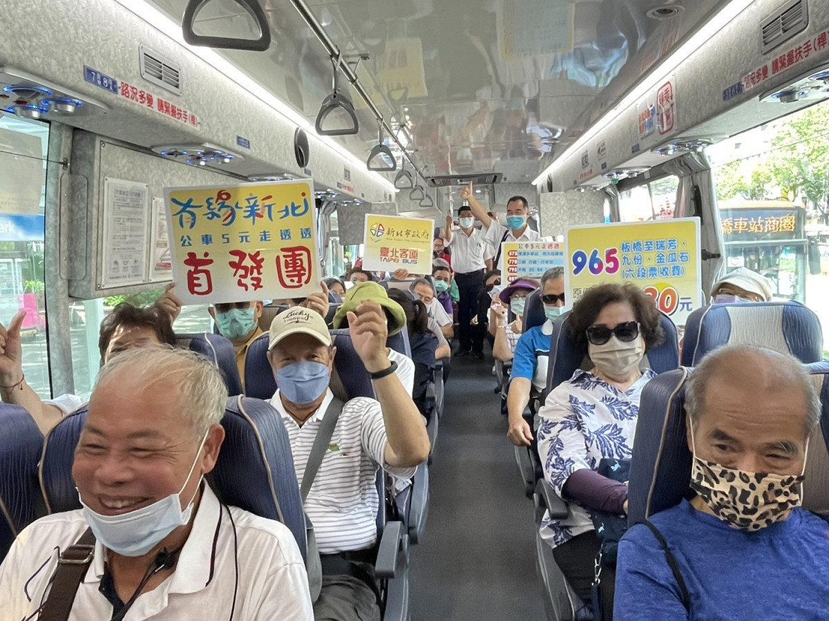 板橋漢生里民們今天上午揪團搭台北客運965線出遊，氣氛嗨到不行。