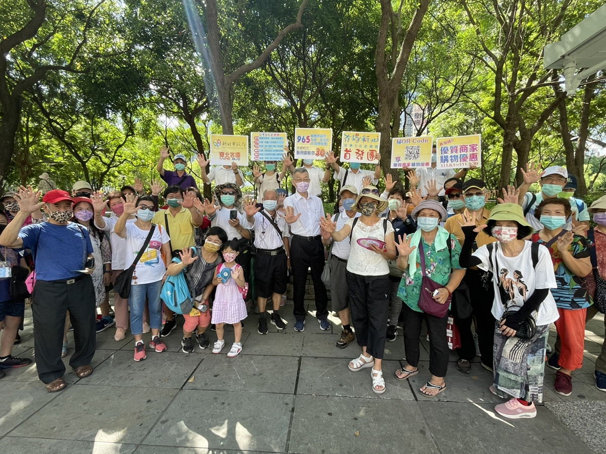 板橋漢生里民上午揪團搭台北客運965線出遊，台北客運總經理李建文(中間白襯衫者)得知，特地帶幹部前往送車。