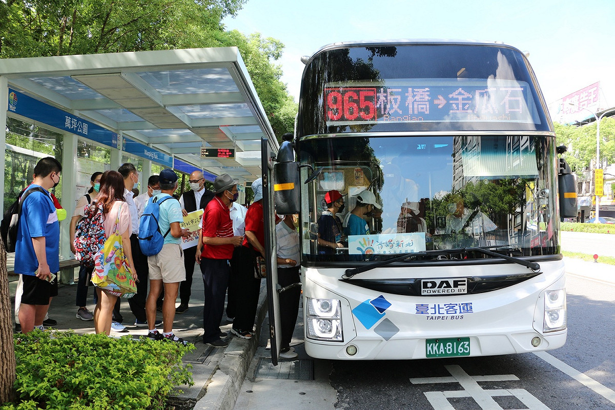 台北客運配合新北市交通局的「有緣新北-公車5元走透透」活動，965線引爆九份輕旅行熱潮。