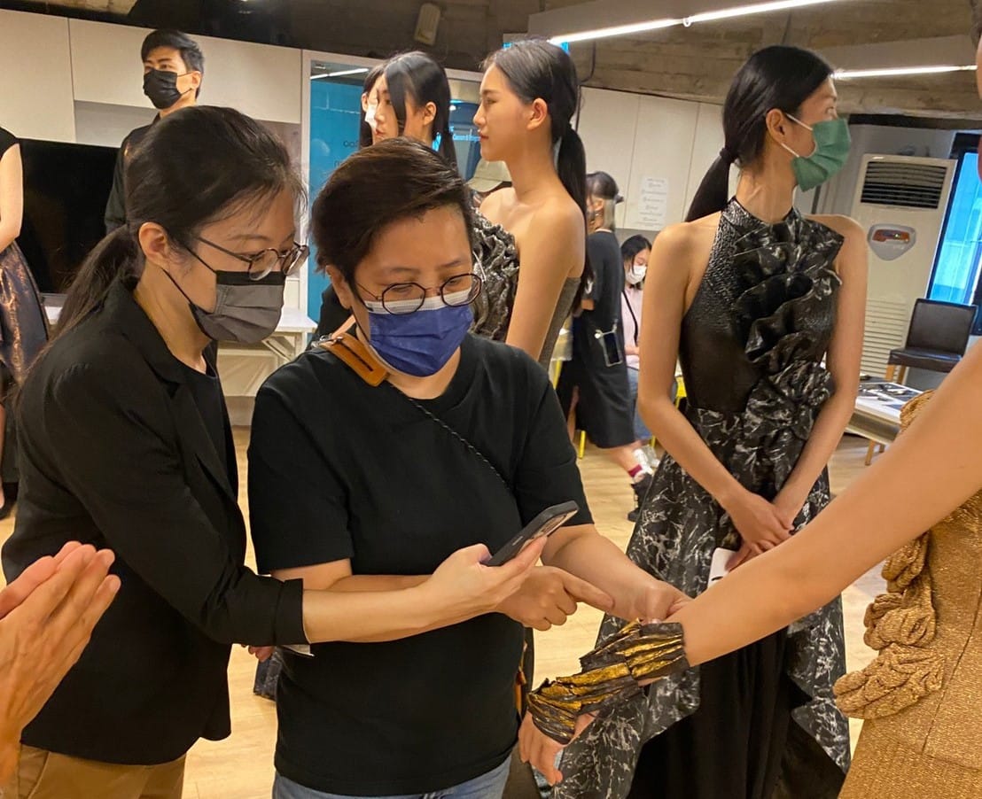 國際時尚設計師潘怡良與 At.冶器金屬物件工作室合作設計金工飾品妝點礦系服飾。 圖：新北市文化局提供