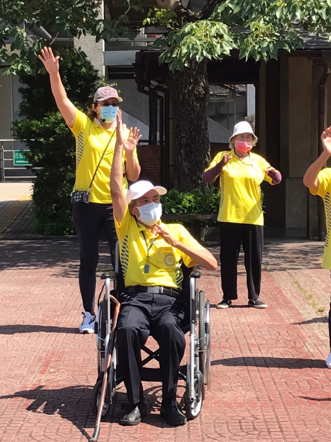 張先生表示：「即便坐輪椅，我也要跟大家一起跳。」活力滿滿。 圖：新北市原民局提供