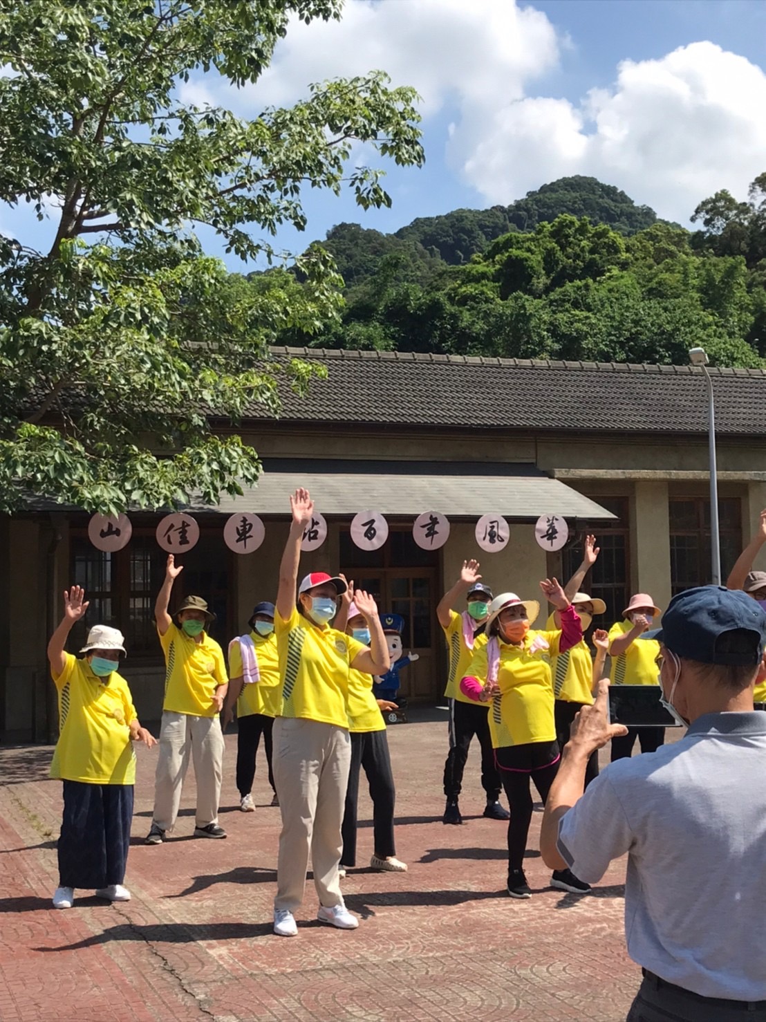 在高溫下沒有遮蔭降溫的廣場前開心的跳舞。 圖：新北市原民局提供