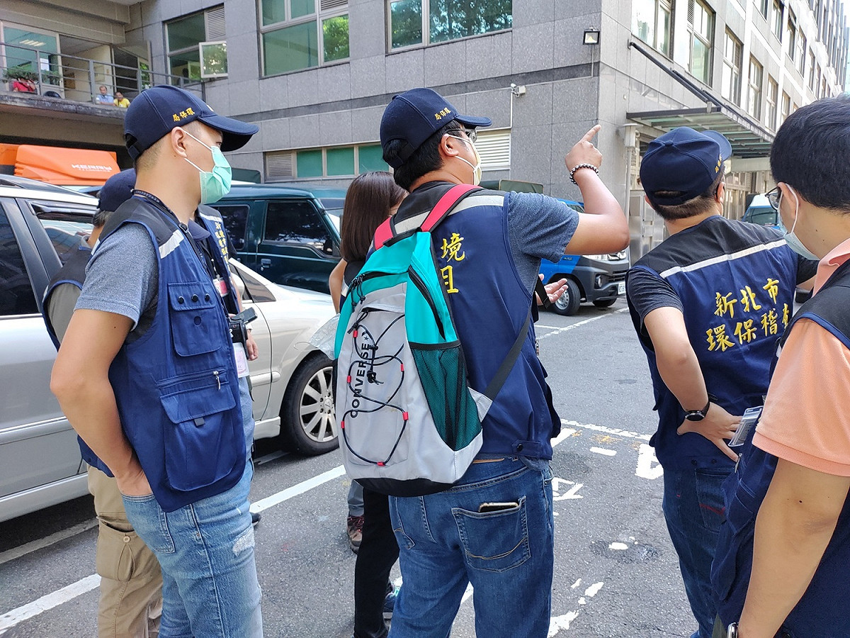 稽查員商討查察污染源。