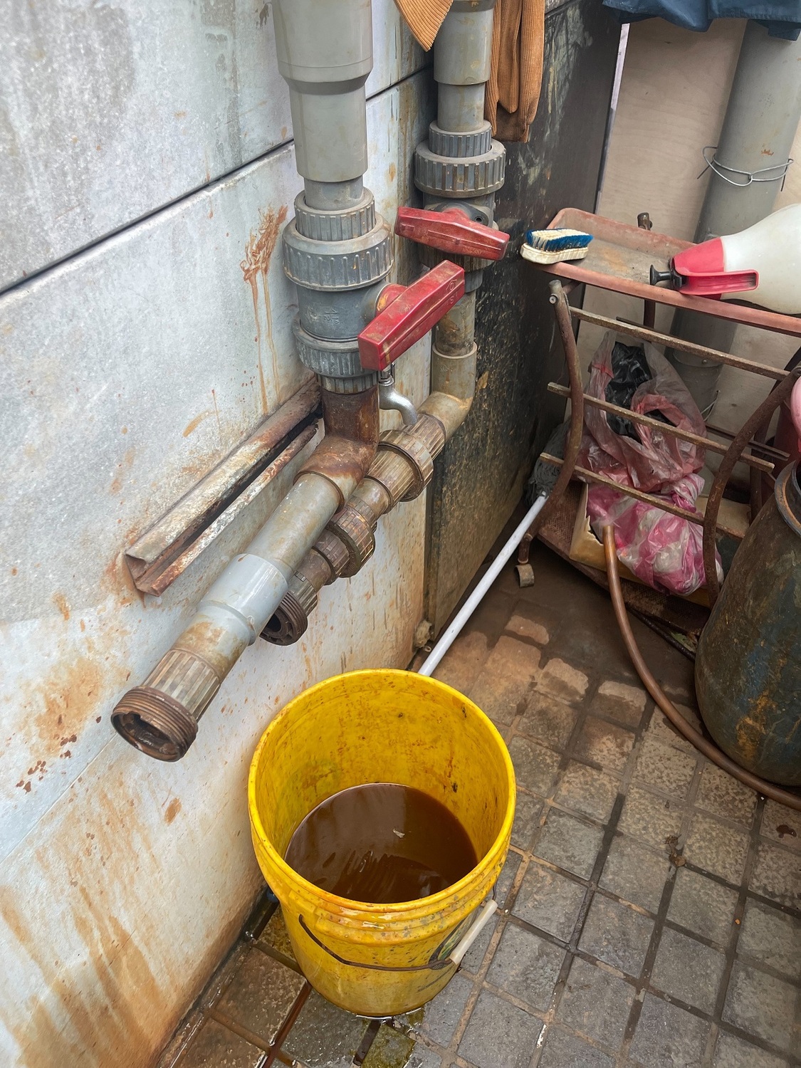業者之棕色廢液。