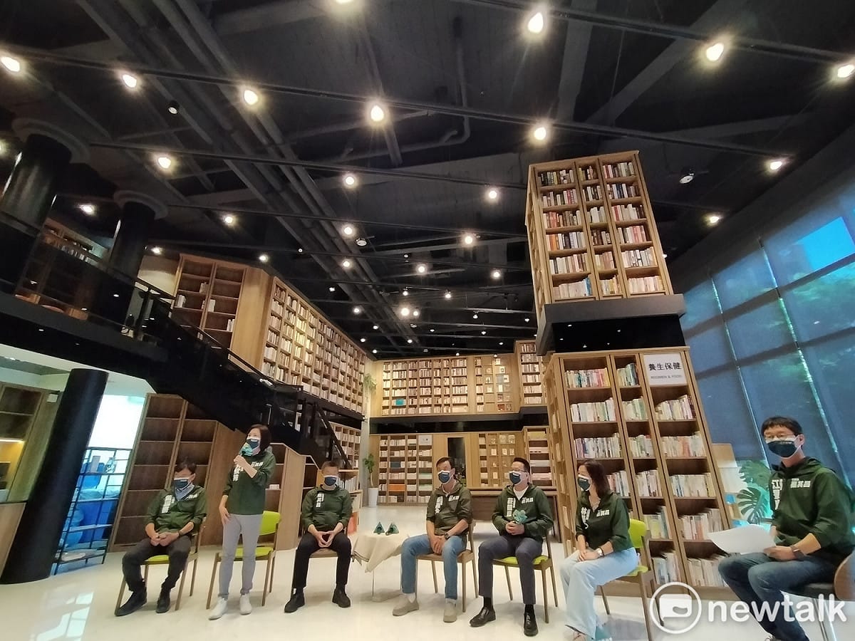 何欣純對拾本書堂所在位置如數家珍。 唐復年/攝