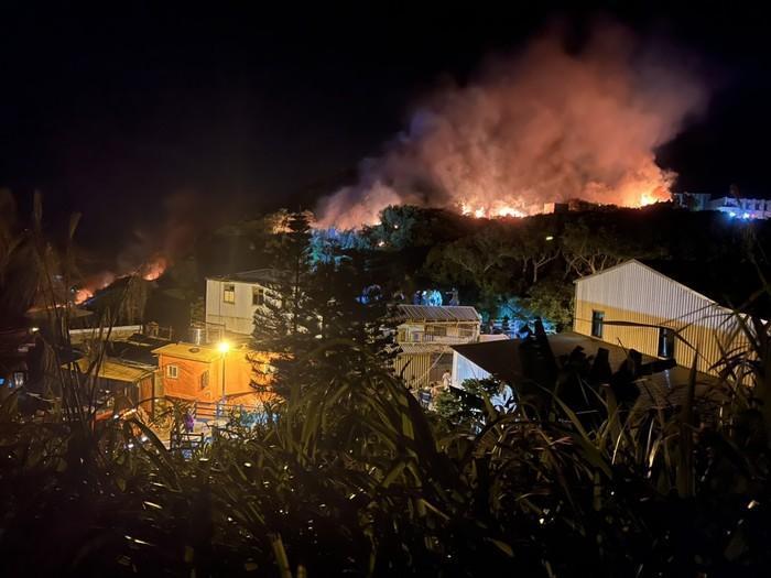 火勢一度非常接近當地民宿，還好火勢已經被撲滅，現場無人傷亡。 圖：翻攝馬祖資訊網