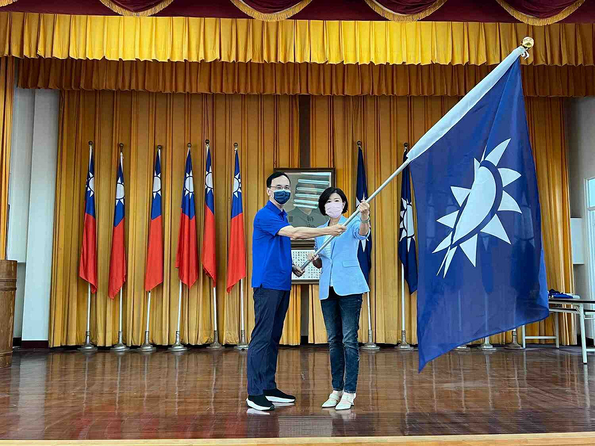 國民黨主席朱立倫授旗給嘉義縣長候選人王育敏。 圖：國民黨嘉義縣黨部/提供