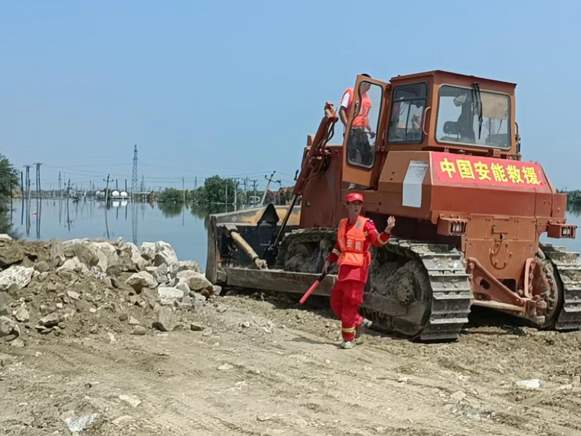 封堵現場通過開挖擋水路堤，疏導洪水分流，搶修潰口上下游道路，確保封堵道路暢通。同時，對堤頭進行加寬處理，確保形成堅固的作業平台。