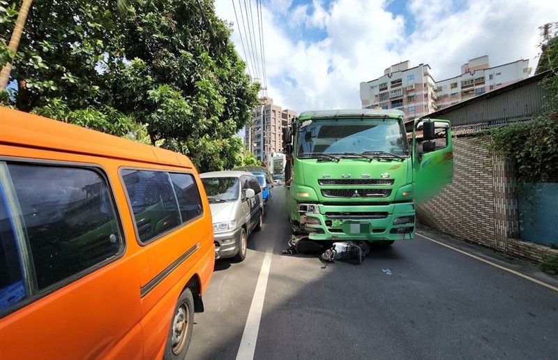 ▲警消趕抵現場時，徐姓機車騎士已明顯死亡，全案後續將依過失致死罪嫌偵辦。（圖／翻攝畫面）