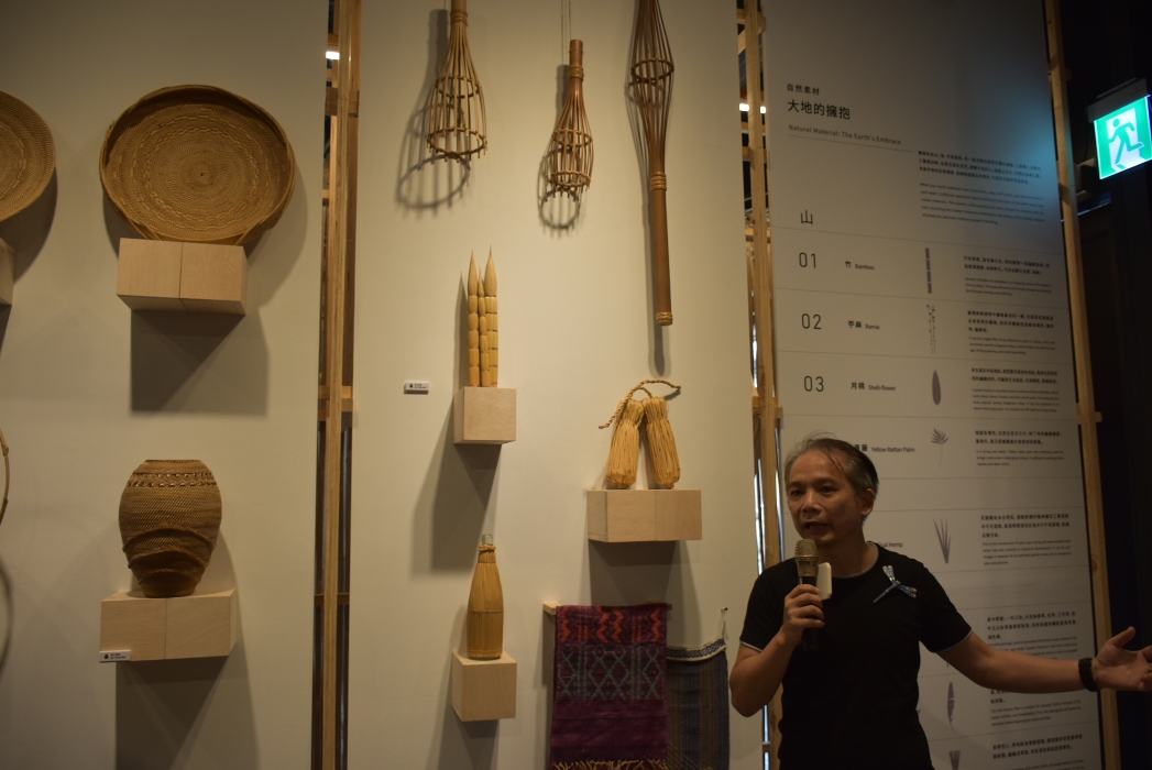 國立台灣工藝研究發展中心主任張仁吉親自導覽。 圖：孫家銘/攝