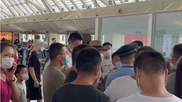 大量遊客滯留三亞鳳凰機場候機室。