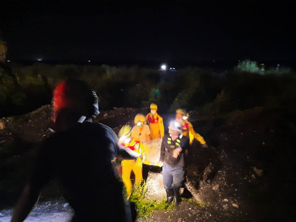 一架輕航機墜落屏東縣高樹鄉南華橋附近溪床並起火，消防局獲通報後前往現場滅火，並發現2具屍體。 圖 ： 民眾 ／提供