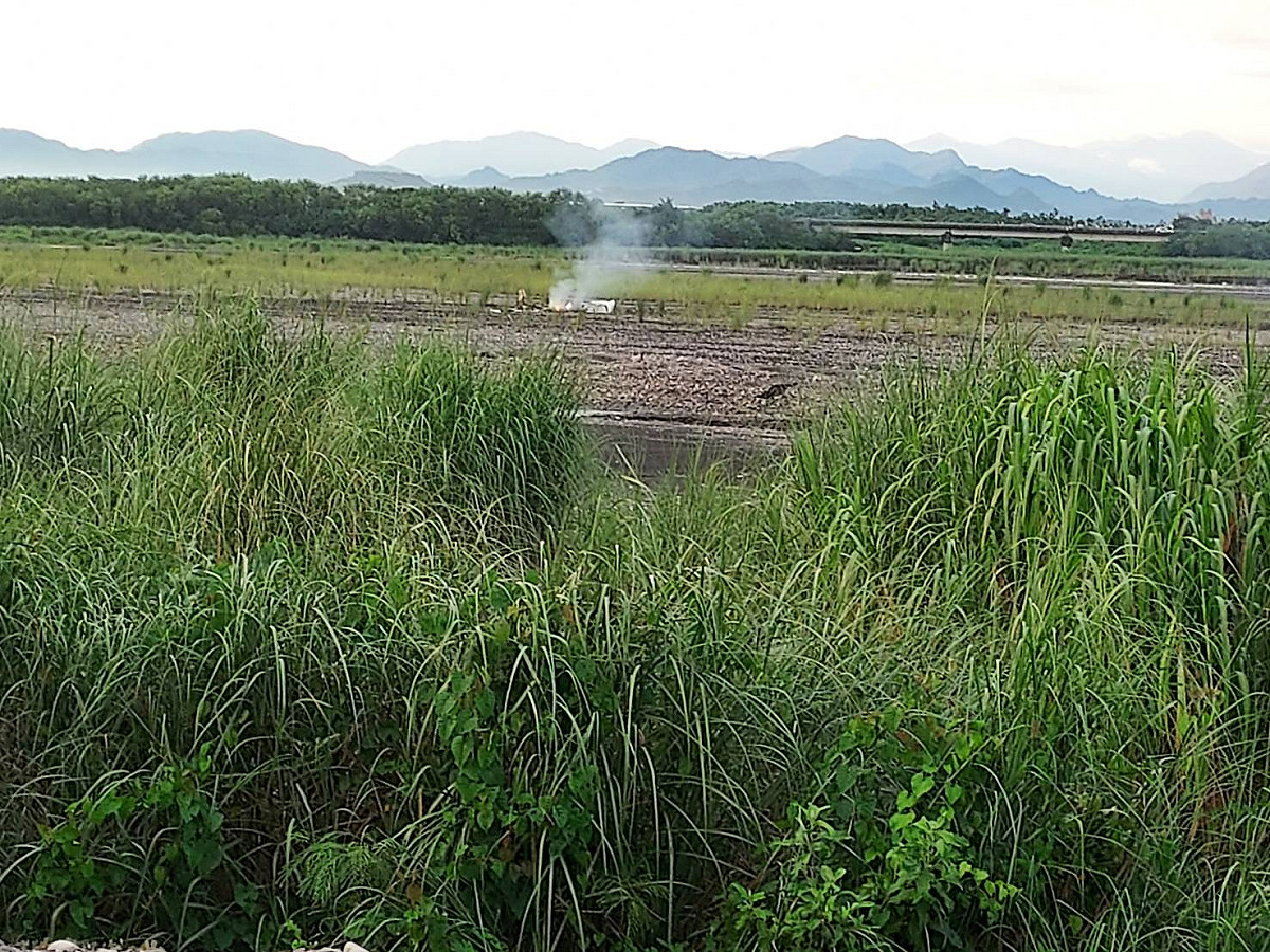 屏東縣消防局接獲通報，疑似輕航機發生事故造成2人死亡。 圖 ： 民眾 ／提供