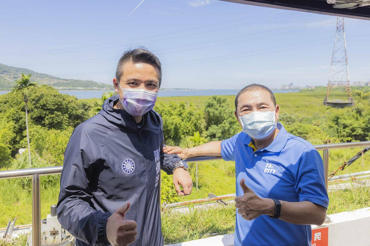 陳偉杰(左)、侯友宜會勘淡水道路用地。 圖：陳偉杰提供
