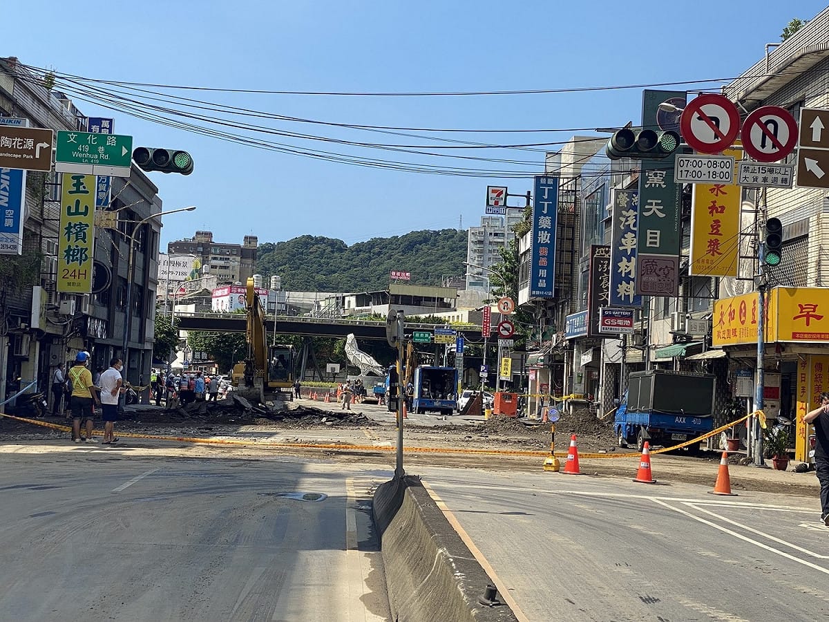 鶯歌陶博館前自來水管破裂 文化路搶修封閉管制。 圖：新北市交通局提供