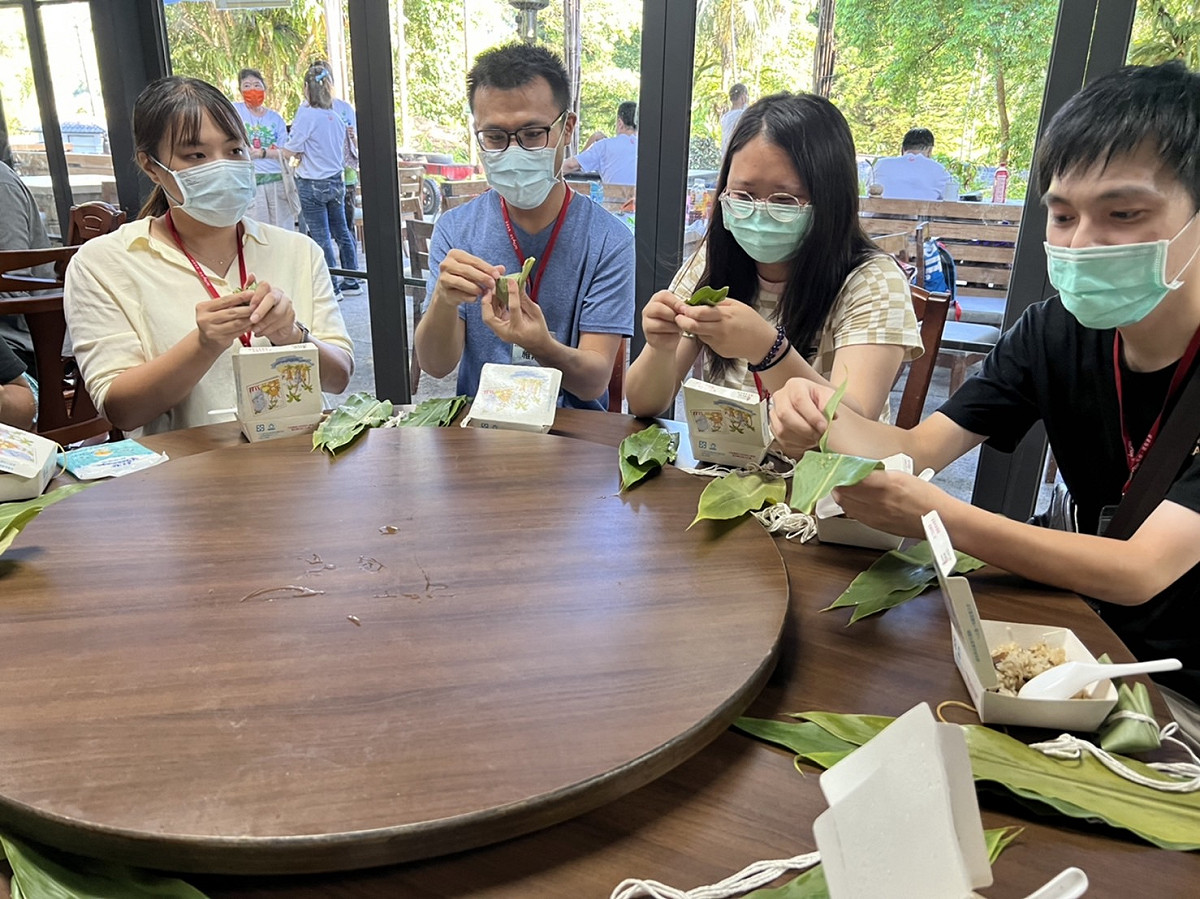 互動內容有趣大家想盡辦法完成野薑花粽。 圖：新北市民政局提供