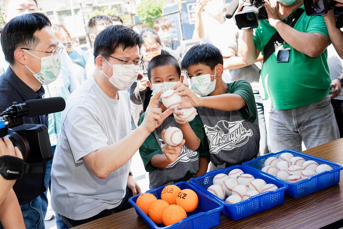 林佳龍上午參加民進黨新北市黨部舉辦的88節活動，和小朋友互動。 圖：林佳龍競總提供
