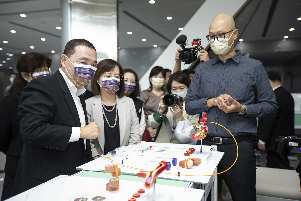 侯友宜今年4月參加寶高進駐典禮，至益興生醫展示攤位了解醫療球囊的設計理念。