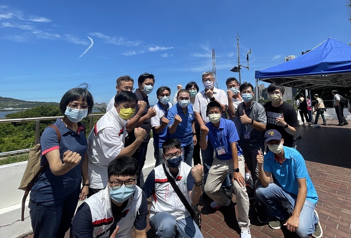 侯友宜與工務局施作淡北道路團隊合影。 圖：新北市工務局提供